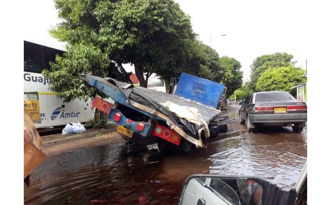 El pesado vehículo  de placas AHJ 610 quedó atascado en la calle 13 entre carreras 11 y 12,  en una fiisura que ahí se encuentra, por lo que al ladearse gran parte de los bultos que transportaba se vinieron al suelo.