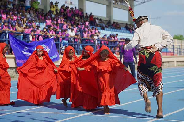 Niñas de la comunidad Wayúu realizando la presentación de una danza típica en medio de la Mega jornada Deportiva. Foto MinDeporte