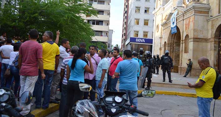 Un arma de fuego, al parecer, fue accionada en la tarde del jueves, después que los estudiantes se tomaron la Catedral  y en las afueras de la plaza Padilla se presentaron enfrentamientos con uniformados de la Policía Nacional.