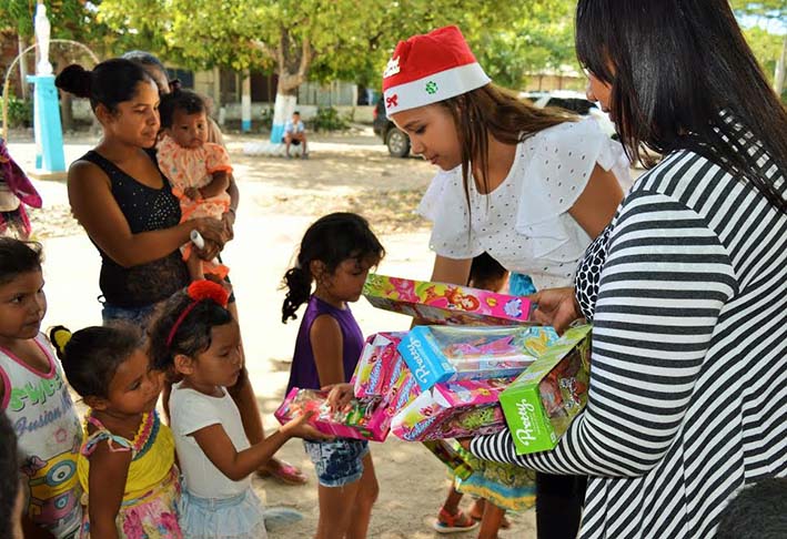 Shiara Rivadeneira Peñalver, entregando regalos a niños de barrios marginados de Riohacha.