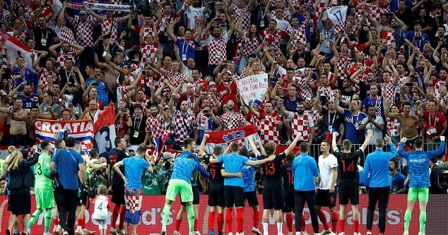 Jugadores croatas celebran la victoria tras el partido Croacia-Inglaterra, de semifinales del Mundial de Fútbol de Rusia 2018