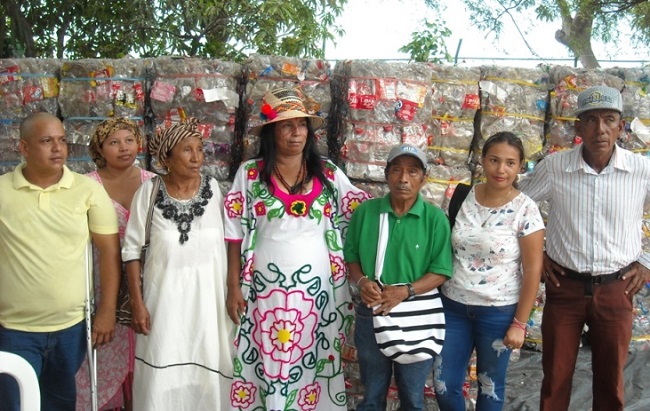 El grupo que trabaja con Miriam Mendoza Epieyu en el reciclaje. 