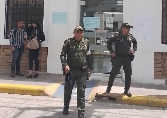 La Policía nacional hizo presencia en la entrada de la secretaría de Educación donde hubo toma la mañana de este lunes