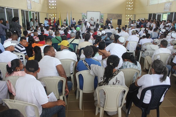 El recinto permaneció completamente lleno durante todo el evento, en el que participaron líderes de la región como el caso del exalcalde Luis Gómez Pimienta.