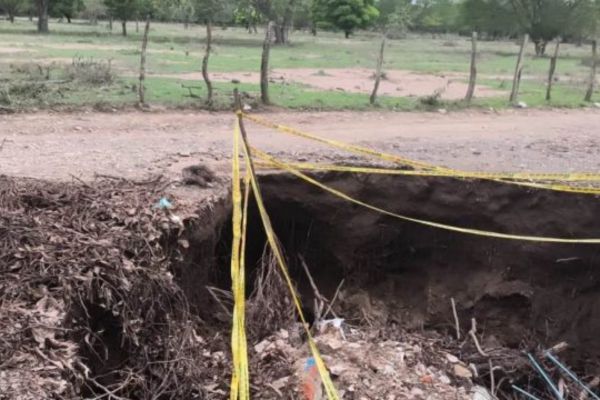 Los agricultores solo han podido colocarle cinta amarilla en señal de peligro a los cráteres que se han formado por las fuertes lluvias.