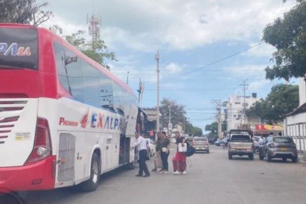 Los autobuses siguen estacionados en la parte de afuera de la terminal de transporte.