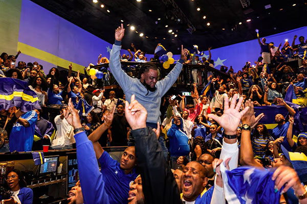 Aficionados de Curazao celebrando la clasificación al Mundial de 2026. Foto Marco van der Caaij /EFE