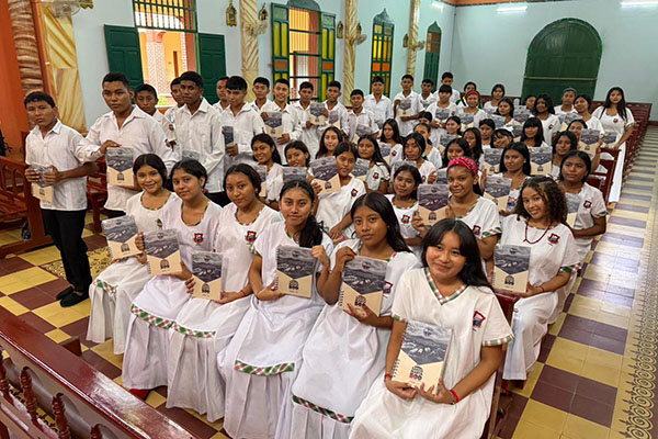  Los 62 estudiantes indígenas dando el primer paso hacia su formación profesional, reafirmando el compromiso institucional con el desarrollo regional. Foto Unimagdalena