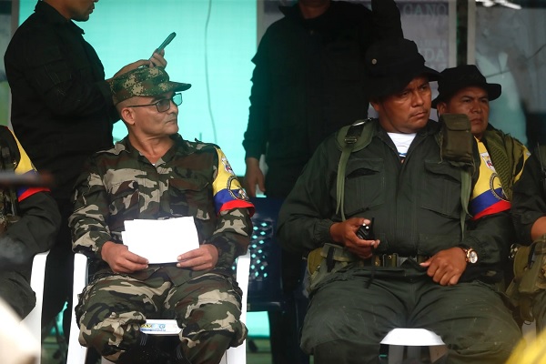 Foto de archivo de alias "Iván Mordisco" (i), comandante general de la disidencia de las FARC, y el comandante alias "Calarca". EFE/ Ernesto GuzmánFoto de archivo de alias "Iván Mordisco" (i), comandante general de la disidencia de las FARC, y el comandante alias "Calarca". EFE/ Ernesto Guzmán