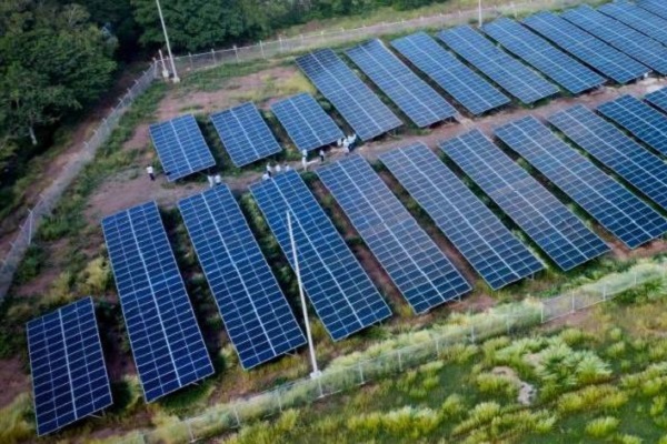 La puesta en marcha del sistema de almacenamiento en baterías permitirá conservar la energía generada durante el día y utilizarla en horas sin radiación solar. / Foto: Ministerio de Minas y Energía.