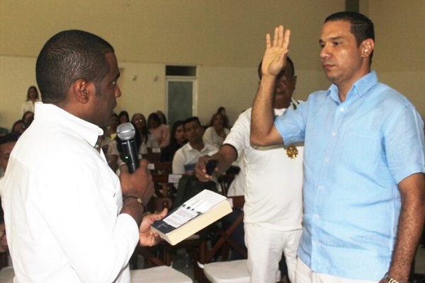 Instantes cuando tomaba juramento del cargo, ante el presidente de la asamblea a de La Guajira, Daniel Ceballos con efectos jurídicos a partir del 1 de enero del 2025. Foto: La Guajira Hoy