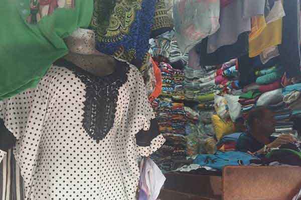 Cada comerciante defiende su espacio, su mercancía y su esfuerzo diario en el mercado