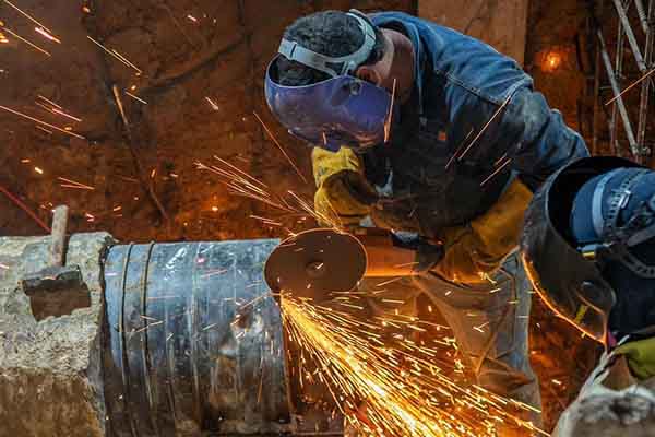 Trabajadores finalizan la obra que optimiza el transporte del líquido hacia los hogares.