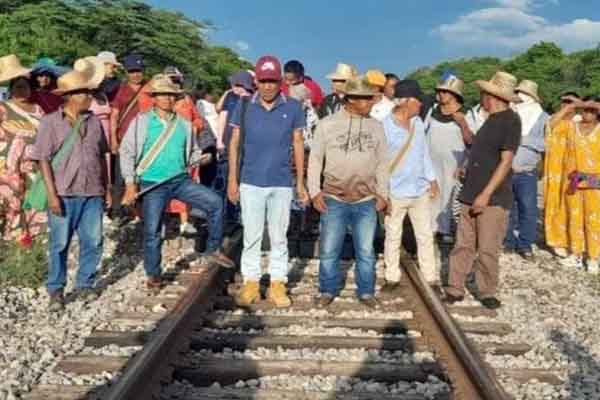 Los bloqueos sigue siendo una mala practica de los habitantes del norte de La Guajira y que perjudican Cerrejón y a la economñia del departamento. Foto suministrada por Climaco Rojas