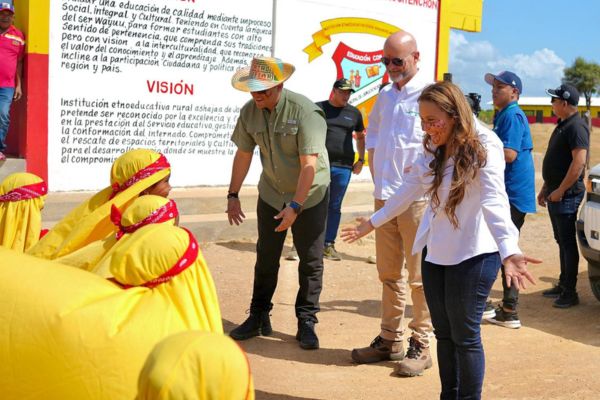 La comunidad recibió al gobernador, al presidente de Petrobras en Colombia y a la gerete de Esepgua con el baile de la yonna. Foto: La Guajira Hoy