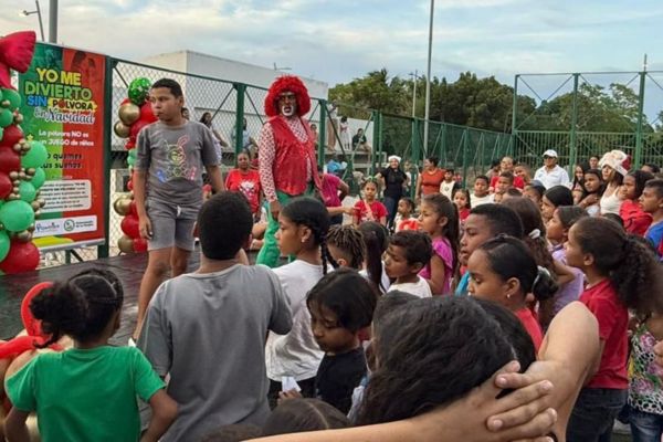 Escucha la noticia en wayuunaiki ¡Pronto! Niñas y niños participan en actividades lúdicas que promueven celebraciones navideñas seguras y responsables. Foto: La Guajira Hoy
