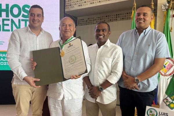El homenajeado, amylkar Acosta, junto a los diputados, Mateo Luquez y Daniel Ceballos; el secretario de Gobierno, Misael Velásquez Granadillo. Foto: La Guajira Hoy