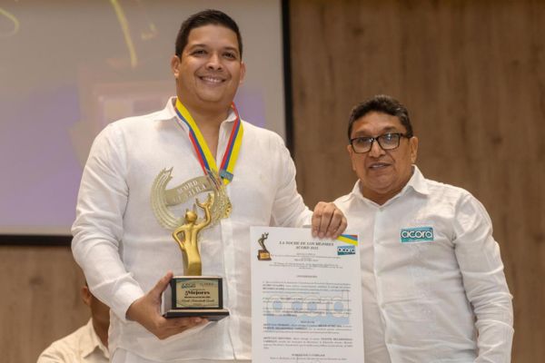 El alcalde de Barrancas, Vicente Berardinelli, recibió el reconocimiento como “Alcalde del Año del Departamento de La Guajira”. Foto. La Guajira Hoy