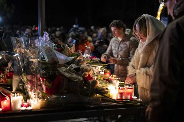 Cientos de personas se reunieron para rendir homenaje a las víctimas del incendio en el bar ‘Le Constellation’ en Crans-Montana. EFE/EPA/Alessandro Della Valle