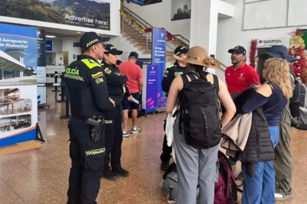 Uniformados de la Policía de Turismo socializan recomendaciones en el aeropuerto Internacional ‘Almirante Padilla’ de Riohacha. Foto cedida por el portal La Guajira Hoy