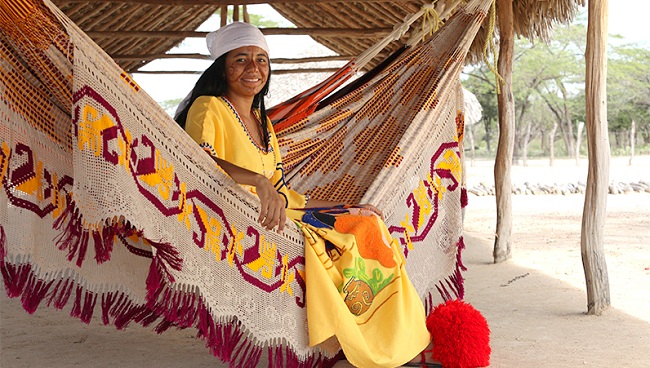 Las maestras artesanas elaboran los tejidos que representan el legado y la tradición de la cultura Wayúu.