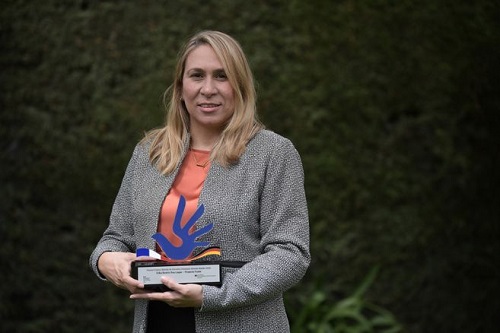 Erika Roa Luque, directora del proyecto Frater, recibió el premio Franco- Alemán de Derechos Humanos Antonio Nariño, en Bogotá.