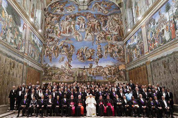 El papa Francisco (centro), posaba para una foto grupal junto a diplomáticos acreditados en el Vaticano tras su tradicional intercambio de felicitaciones de Año Nuevo en la Capilla Sixtina, en el Vaticano el 8 de enero de 2018. (Foto EFE/ Andrew Medichini)