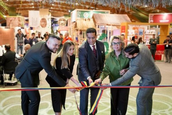 Un vibrante inicio de la FILBo 2025 con La Guajira como protagonista, mostrando lo mejor de su cultura, tradición y literatura ante un público cautivado por su riqueza inigualable. Un vibrante inicio de la FILBo 2025 con La Guajira como protagonista, mostrando lo mejor de su cultura, tradición y literatura ante un público cautivado por su riqueza inigualable.