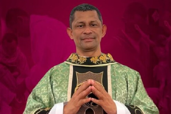 El nuevo obispo Jesús Alberto Torres Ariza, nacido en Urumita, recibe el nombramiento oficial emitido por el papa León XIV. Foto: La Guajira Hoy