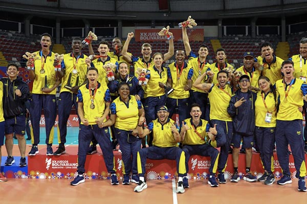 Delegación colombiana de voleibol celebrando el título obtenido por el equipo masculino en los Juegos Bolivarianos de Ayacucho-Lima en Perú. Foto Comité Olímpico Colombiano 