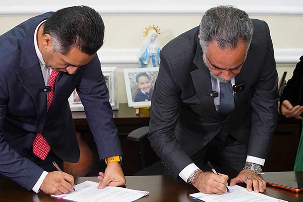  Los ministros de Justicia, Andrés Idárraga, y del Interior, Armando Benedetti en el momento de la radicación del proyecto de ley que penaliza el fentanilo en Colombia. Foto presidencia de Colombia