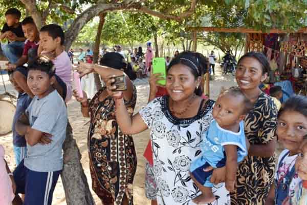Mujeres indígenas Wayuu registran la visita realizada por la delegación de ‘Misión La Guajira’ a su comunidad’. Foto La Guajira Hoy