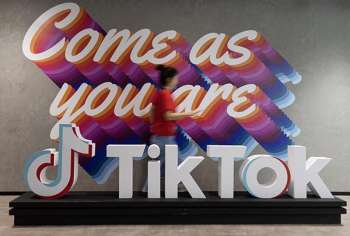 Cartel de TikTok durante una visita de prensa a las oficinas de Bytedance y TikTok en Singapur (Singapur). 