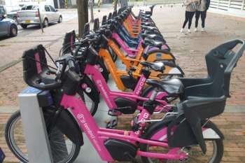 Las bicicletas se les entregarán a los estudiantes más necesitados de ambos centros de estudios.