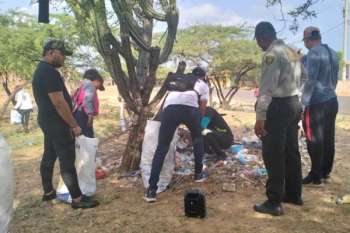El personal recogiendo los plásticos en diferentes sectores del corregimiento de Mayapo.